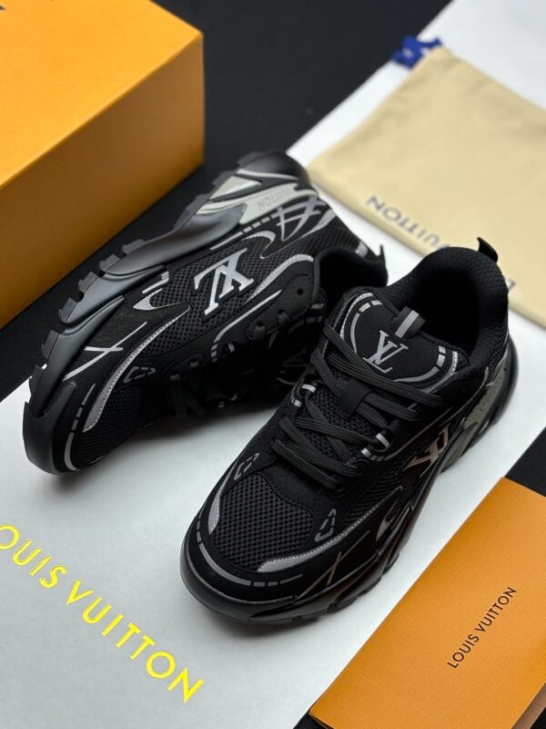 LV Runaway Sneakers In Zwart
